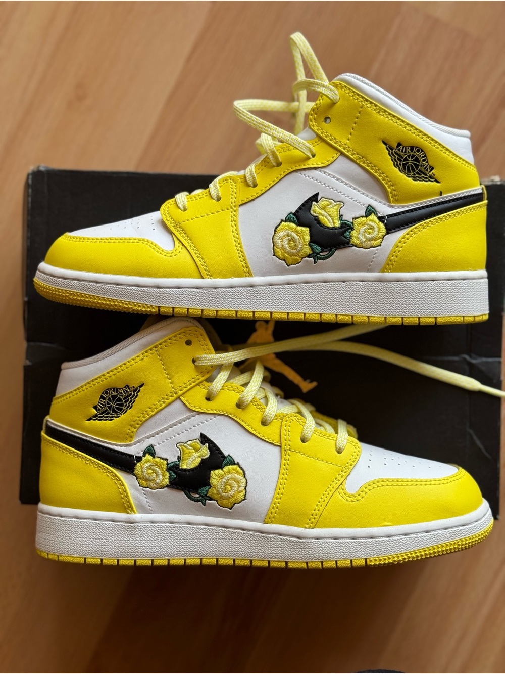 Nike Jordan Air 1 MID SE (GS) Dynamic Yellow Size 6Y
